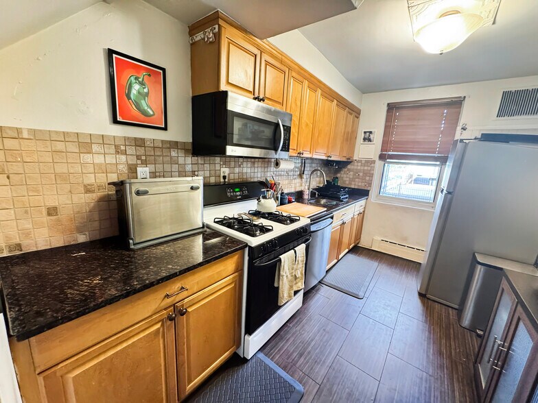 More Photos Of 2811 Ditmars Blvd, Astoria Storefront Retail Residential For Sale