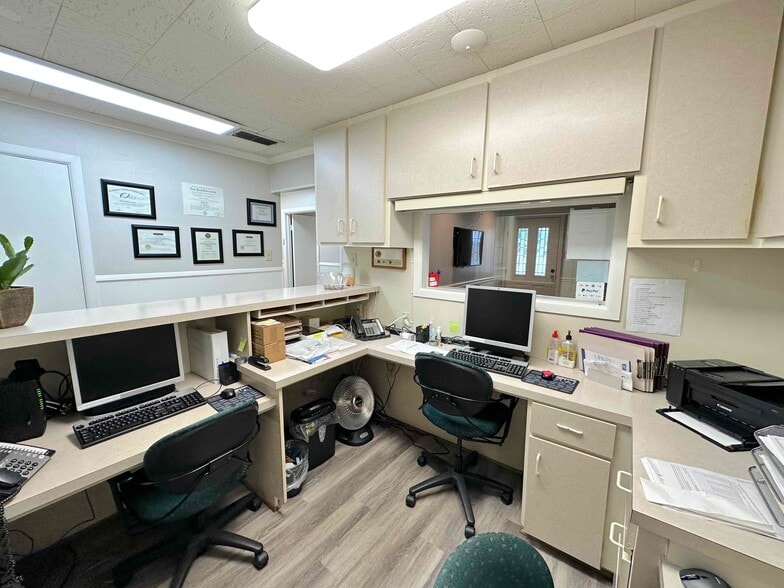 More Photos Of 2221 W Walnut St, Garland Medical For Sale