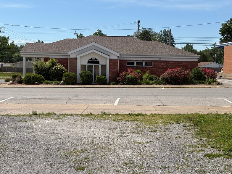 Primary Photo Of 201 W Broadway Blvd, Johnston City Office For Sale