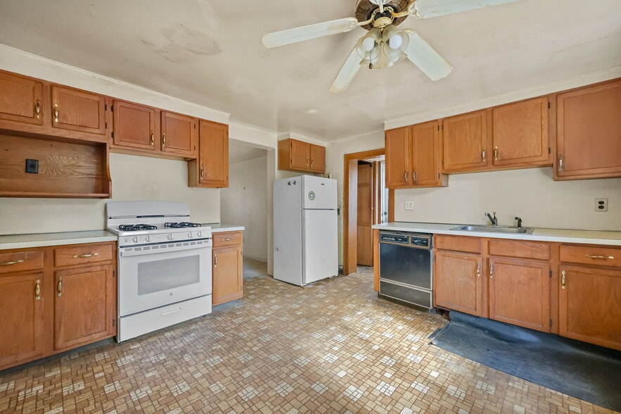 More Photos Of 15 Henry St, Greenwich Multifamily For Sale