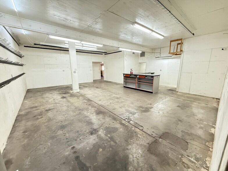 More Photos Of 11104 N Lamar Blvd, Austin Showroom For Lease