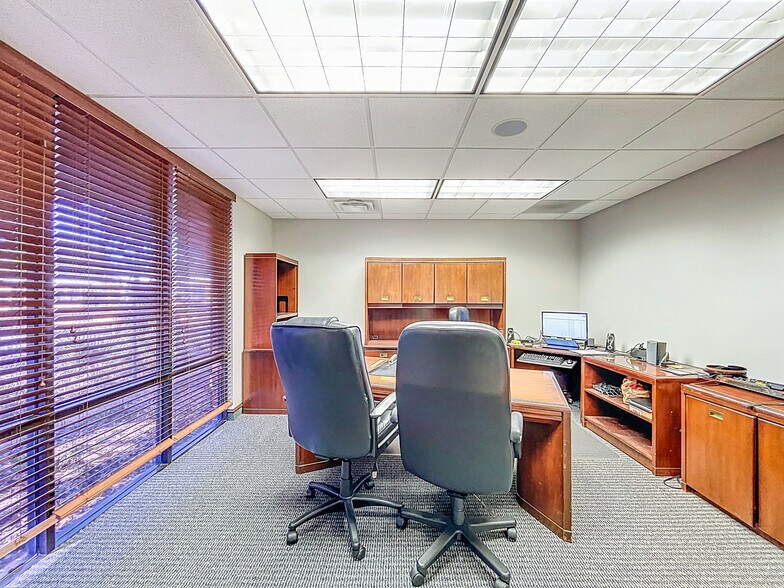 More Photos Of 5421 N 59th St, Tampa Office For Sale