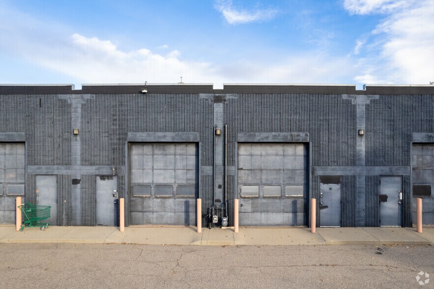 More Photos Of 7070 11th St SE, Calgary Freestanding For Lease