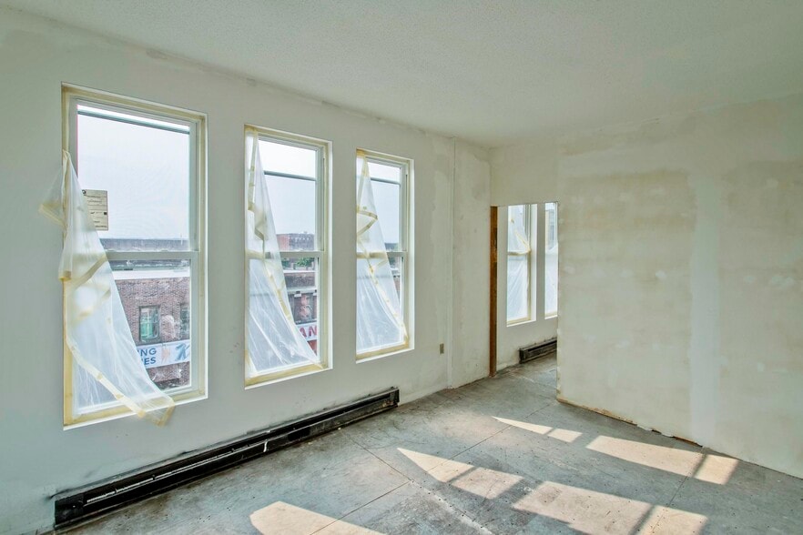 More Photos Of 445-447 High St, Holyoke Storefront Retail Residential For Sale