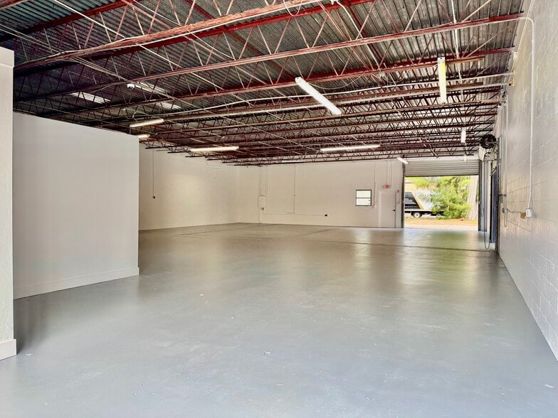 More Photos Of 2323 Bruner Ln, Fort Myers Warehouse For Lease