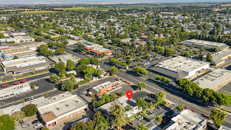 More Photos Of 73 W Court St, Woodland Freestanding For Sale