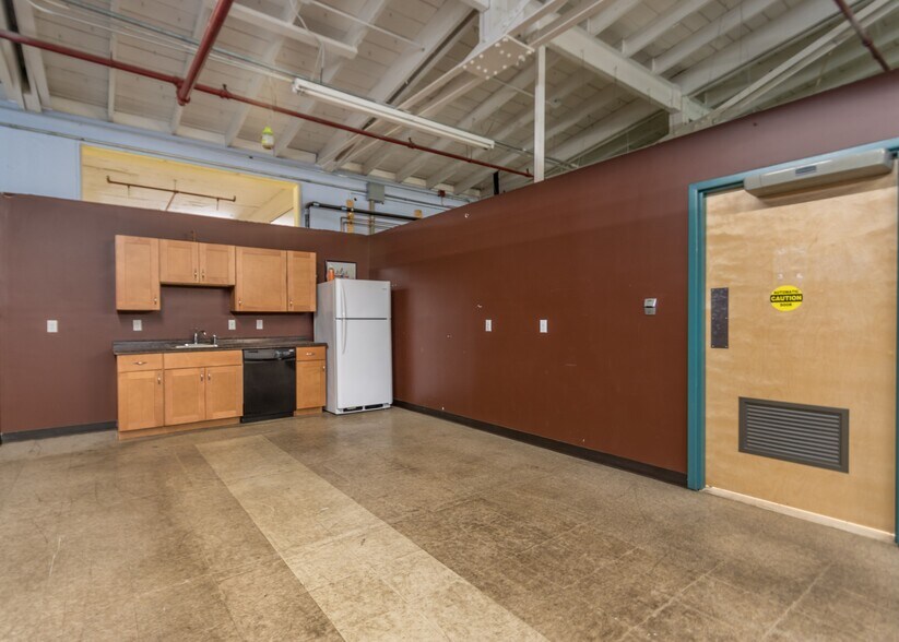 More Photos Of 25 Summer Ave, Waltham Manufacturing For Lease
