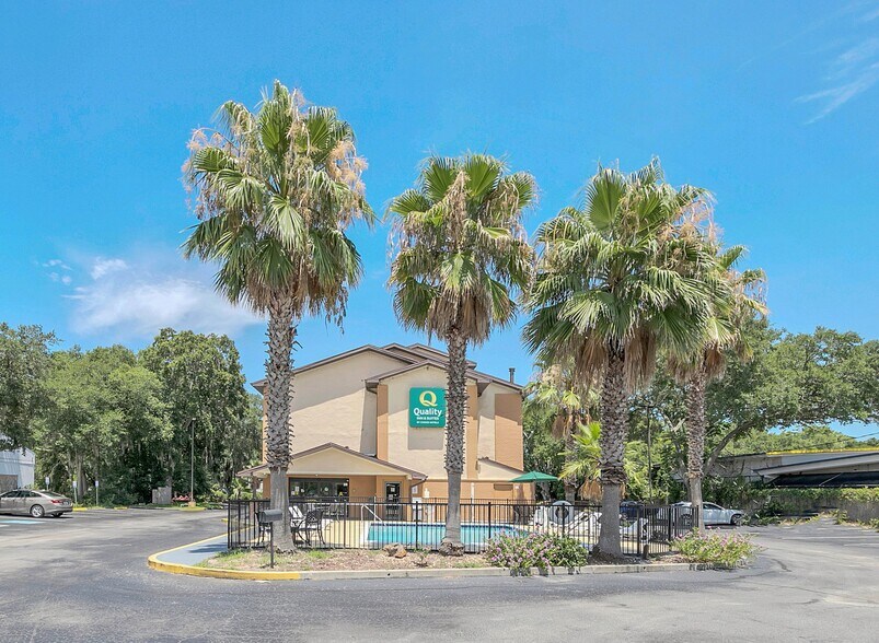 More Photos Of 1392 W North Blvd, Leesburg Hotel For Sale