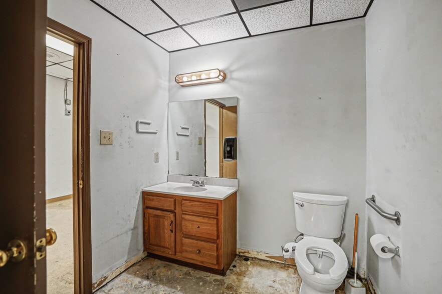 More Photos Of 3021 E Victory Dr, Savannah Office For Sale