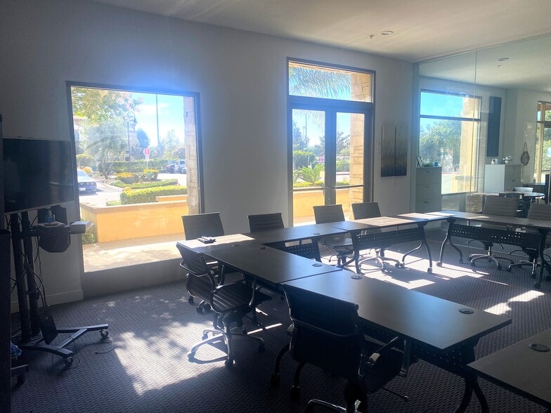 More Photos Of 202 Village Commons Blvd, Camarillo Storefront Retail Residential For Sale