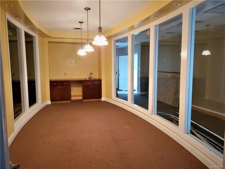 More Photos Of 2425 Hyde Park Blvd, Niagara Falls Freestanding For Lease