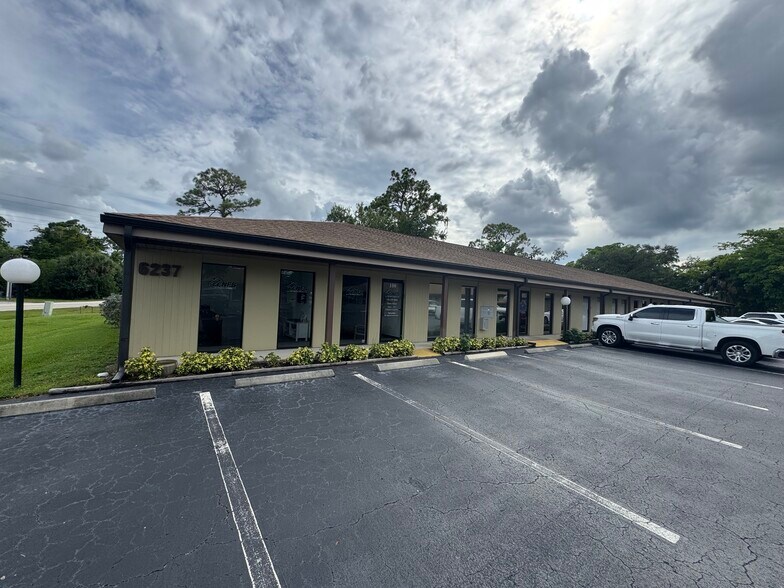 More Photos Of 6237 Presidential Ct, Fort Myers Office For Lease