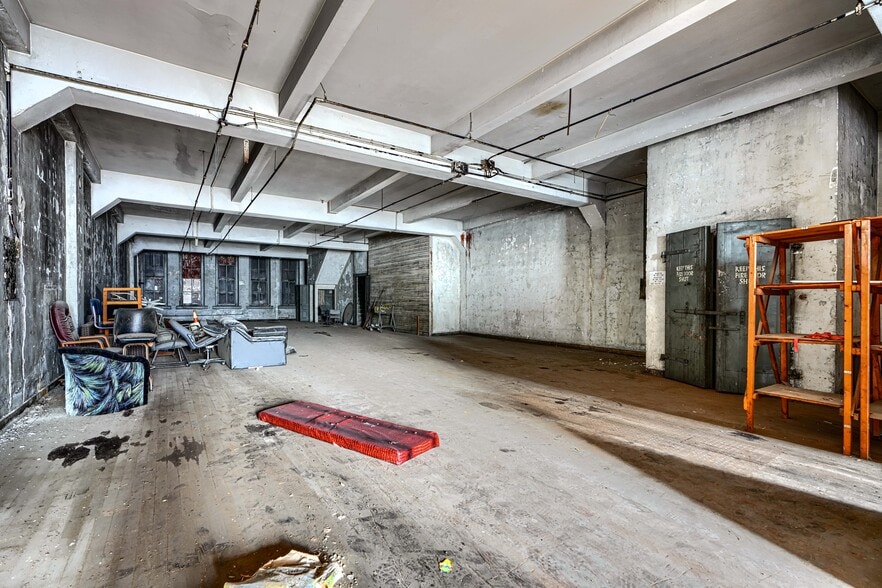 More Photos Of 414-416 E Baltimore St, Baltimore Bar For Sale