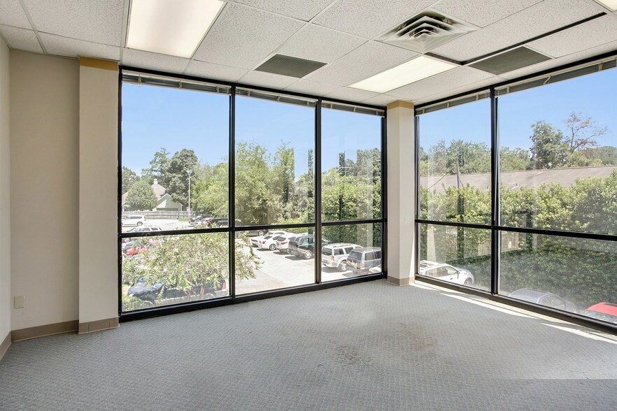 More Photos Of 913 S College Rd, Lafayette Medical For Lease