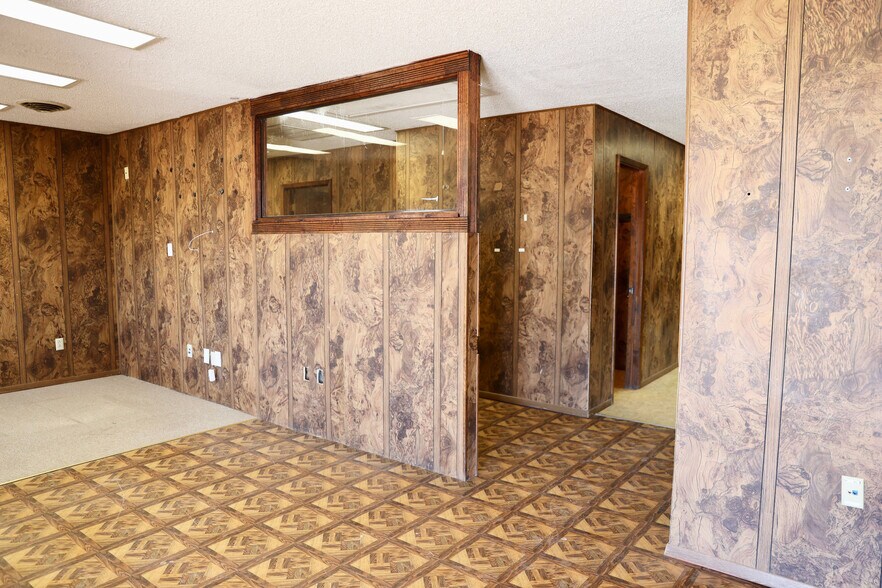 More Photos Of 1613 E Highway 350, Big Spring Light Manufacturing For Sale