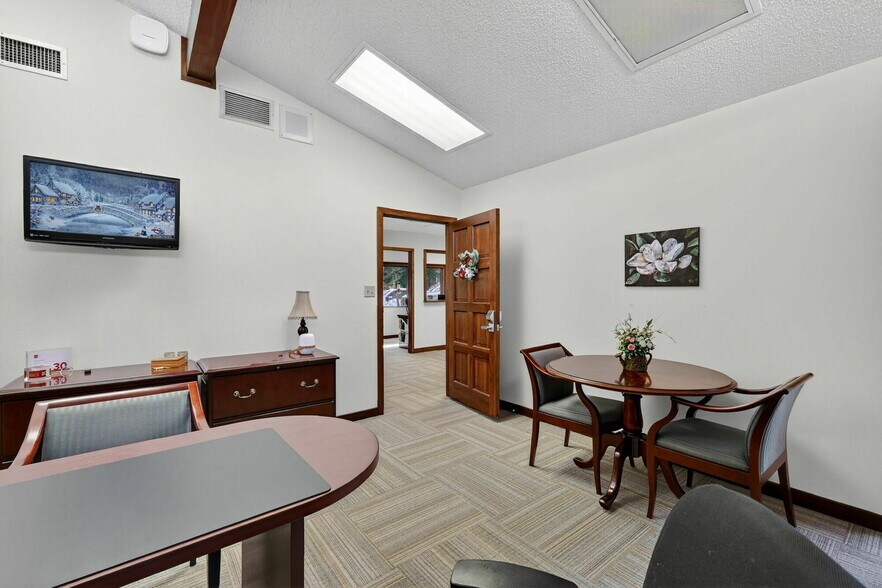 More Photos Of 1029 W Magnolia St, Leesburg Office For Sale