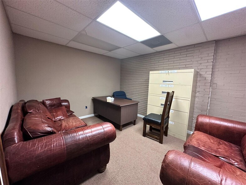 More Photos Of 120 S Charlton St, Woodville Office For Sale