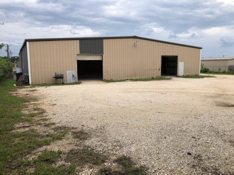 More Photos Of 124 Industrial Dr, Boerne Service For Lease