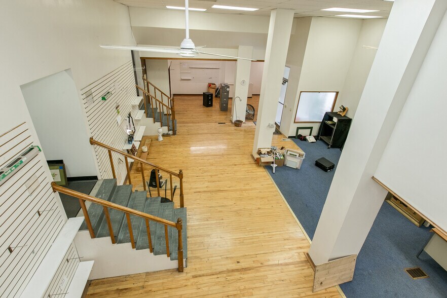 More Photos Of 444 Wacouta St, Saint Paul Showroom For Sale