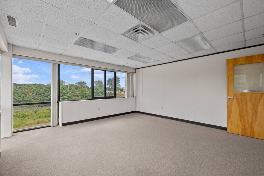 More Photos Of 1 Olde North Rd, Chelmsford Office For Lease