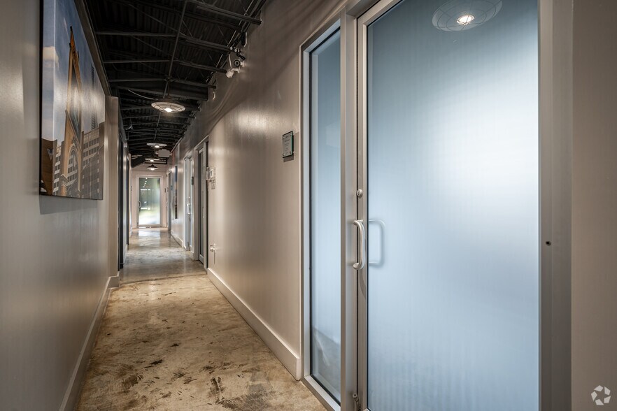 More Photos Of 6343 Skyline Dr, Houston Office For Lease