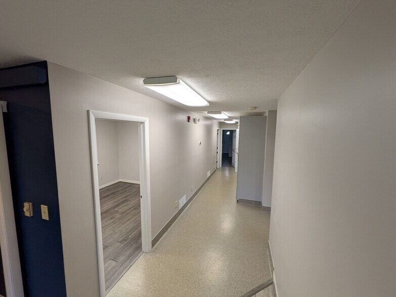 More Photos Of 2527 W Dublin Granville Rd, Columbus Veterinarian Kennel For Sale