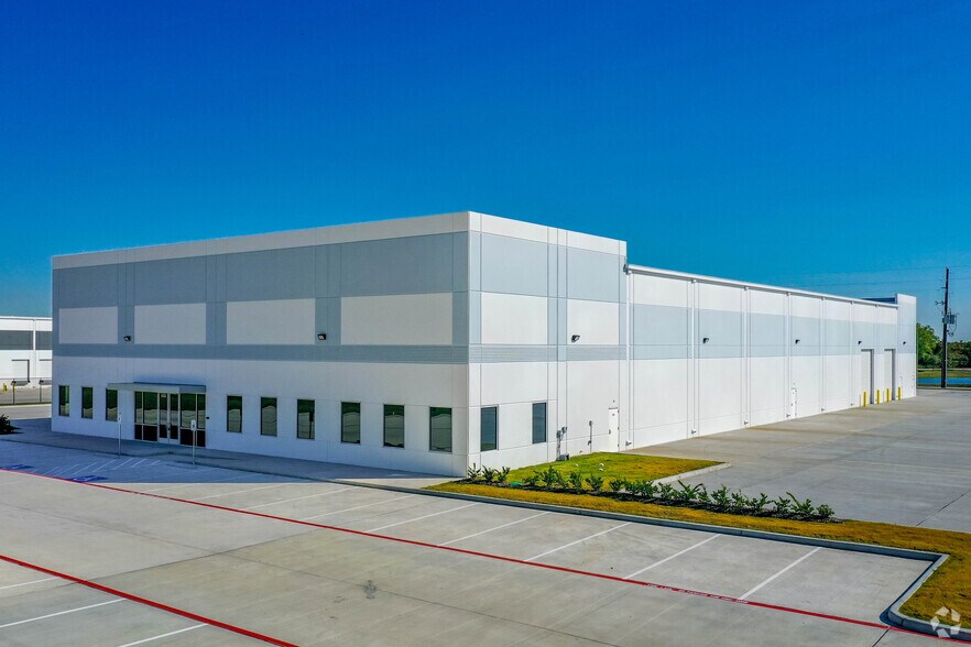 More Photos Of 8223 Parkside Ave, Baytown Warehouse For Lease