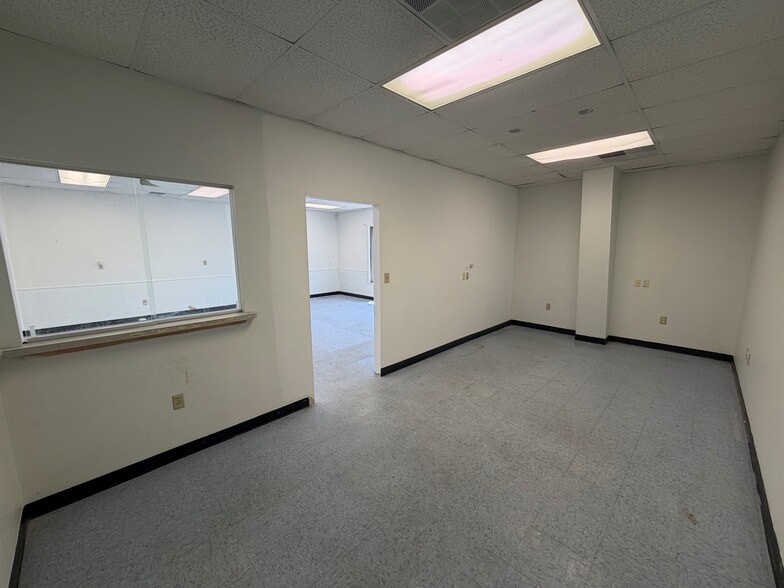 More Photos Of 21 E Glenwood Ave, Smyrna Storefront For Lease