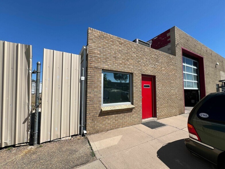 More Photos Of 11983 14th Ave, Aurora Industrial For Lease