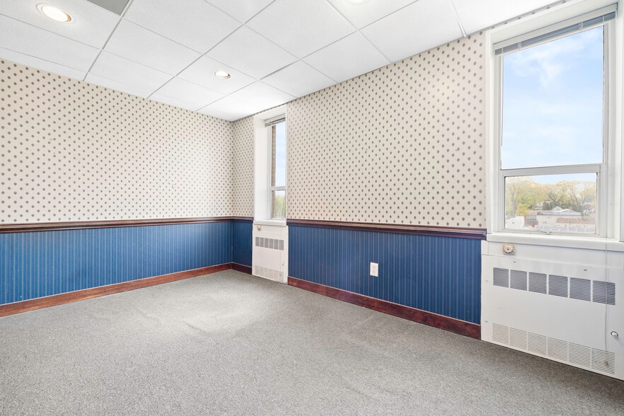 More Photos Of 3715 Main St, Bridgeport Medical For Lease