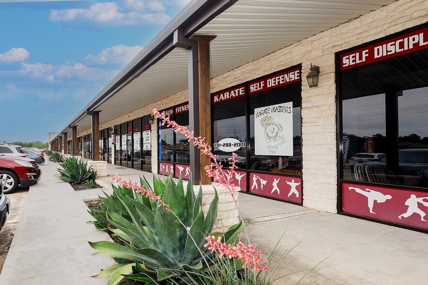 More Photos Of 4700-4750 Fm-2920, Spring Unknown For Lease