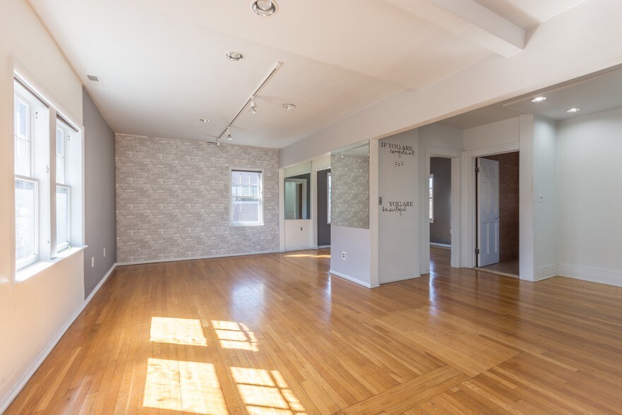 More Photos Of 887 E Maple Rd, Birmingham Office For Lease