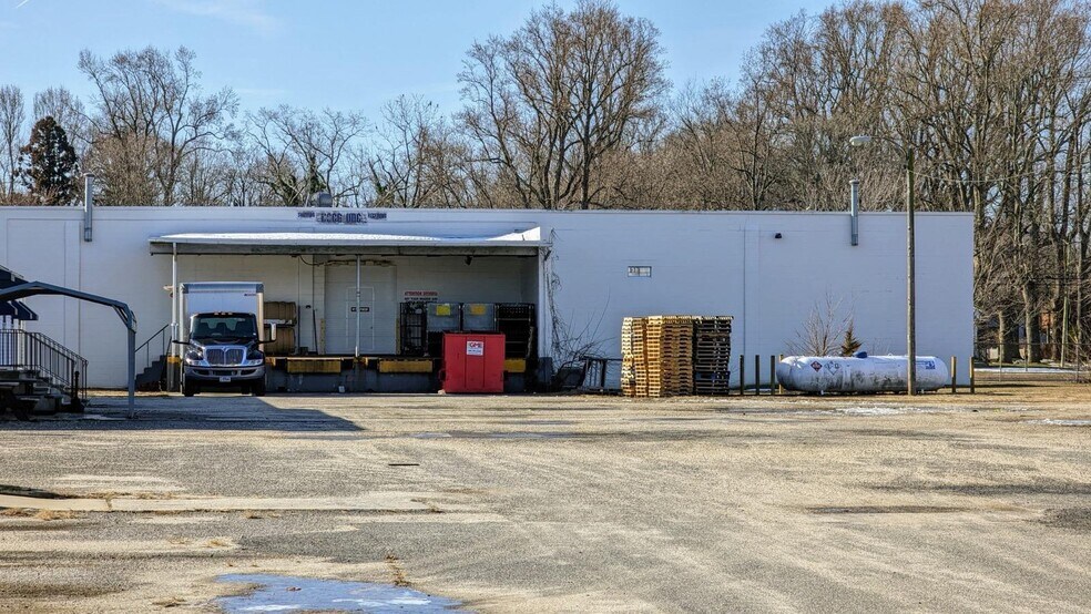 More Photos Of 426 Madison Ave, Woodbine Warehouse For Sale