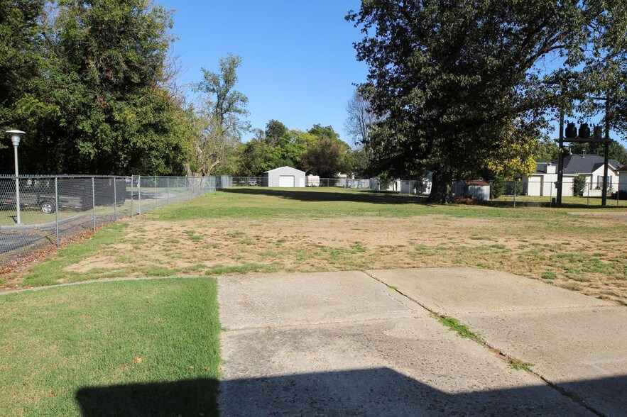 More Photos Of 210 S Kingshighway St, Sikeston Schools For Lease