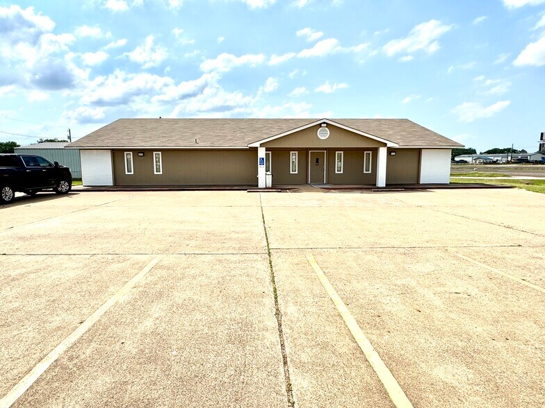 More Photos Of 101 Anthony Dr, Teague Medical For Sale