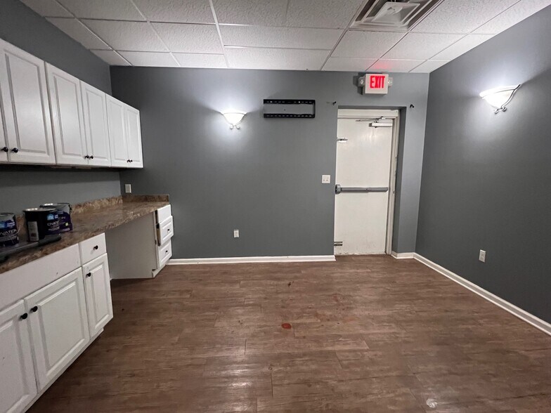 More Photos Of 2419 W Newport Pike, Wilmington Storefront Retail Office For Lease