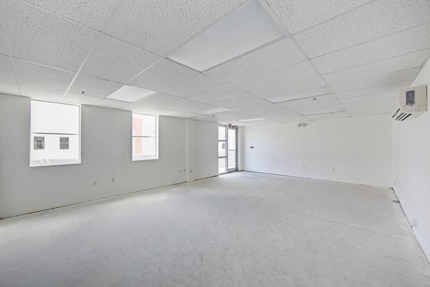 More Photos Of 2355 NW 70th Ave, Doral Warehouse For Lease