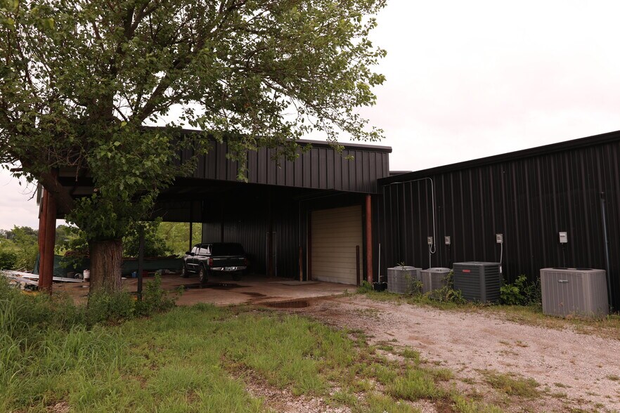 More Photos Of 700 N Main St, Lexington Warehouse For Lease