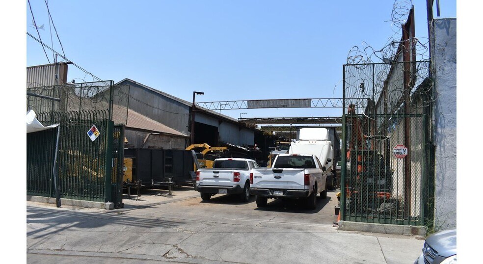 More Photos Of 8705 S Crocker St, Los Angeles Warehouse For Lease
