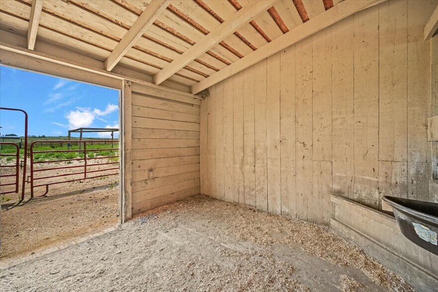 More Photos Of 1335 S Kio St, Watkins Veterinarian Kennel For Sale