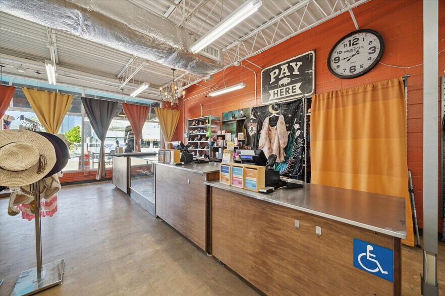 More Photos Of 2901 S Shepherd Dr, Houston Storefront For Lease