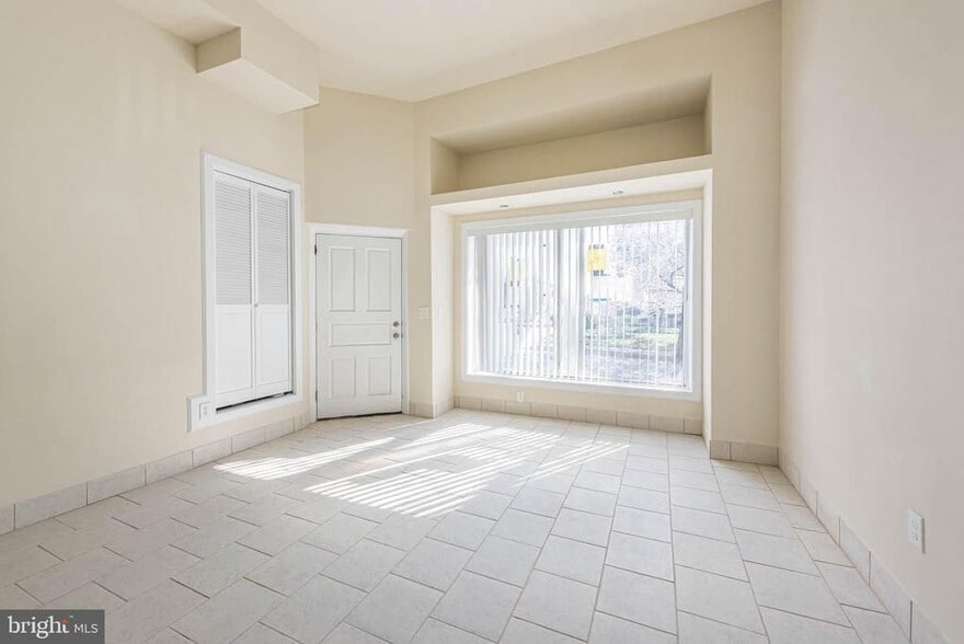 More Photos Of 1640 N Broadway, Baltimore Flex For Sale