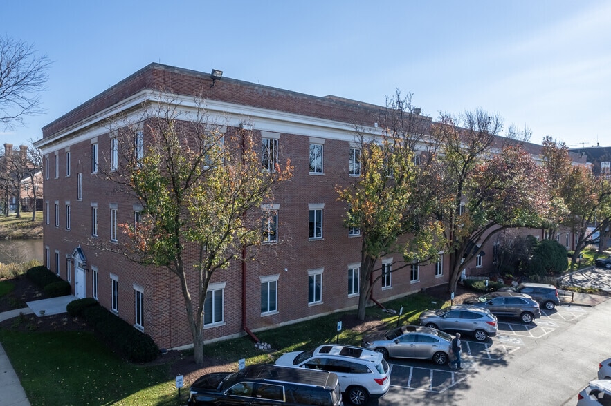 More Photos Of 911 N Elm St, Hinsdale Medical For Lease