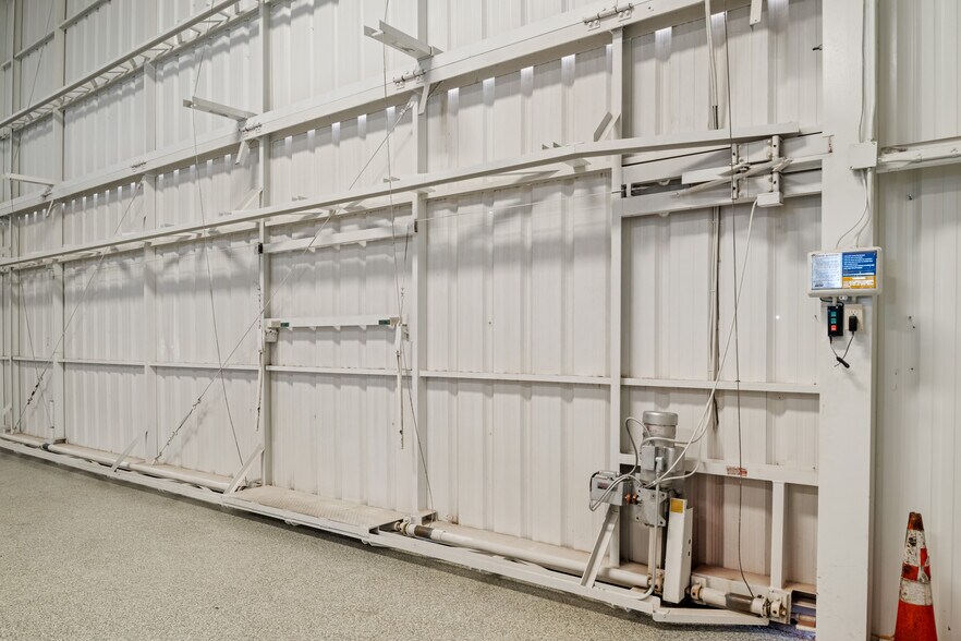 More Photos Of 18000 Groschke Rd, Houston Airplane Hangar For Lease