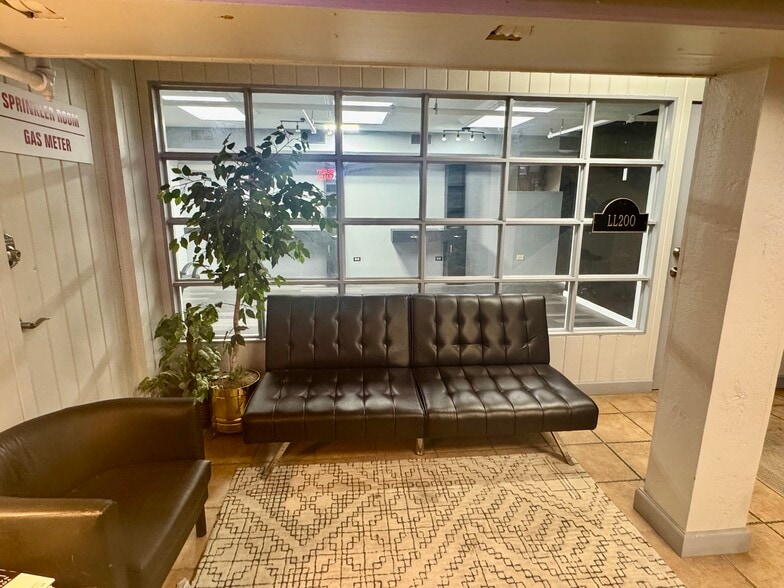 More Photos Of 25 S Washington St, Naperville Storefront For Lease