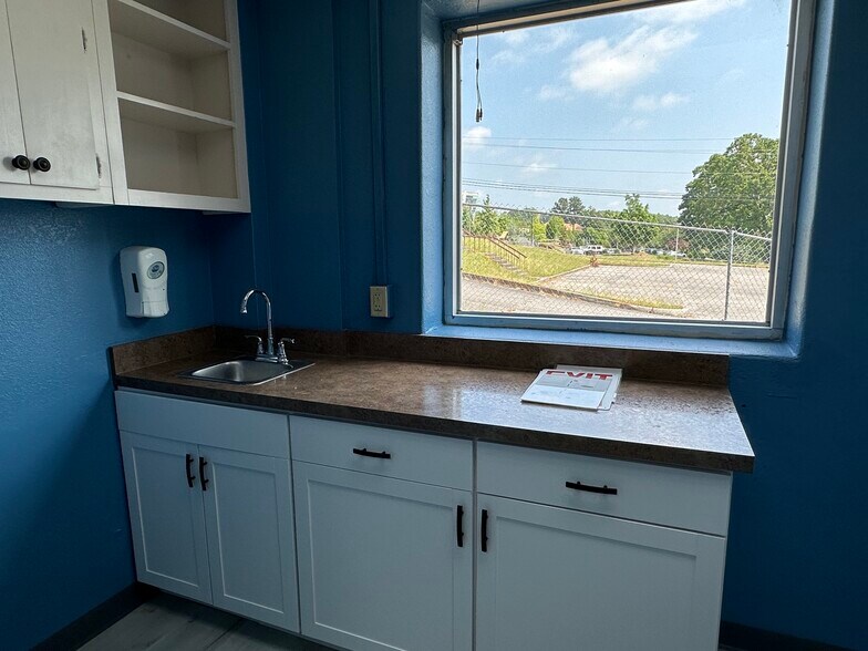 More Photos Of 1401 Applewood Dr, Dalton Medical For Lease