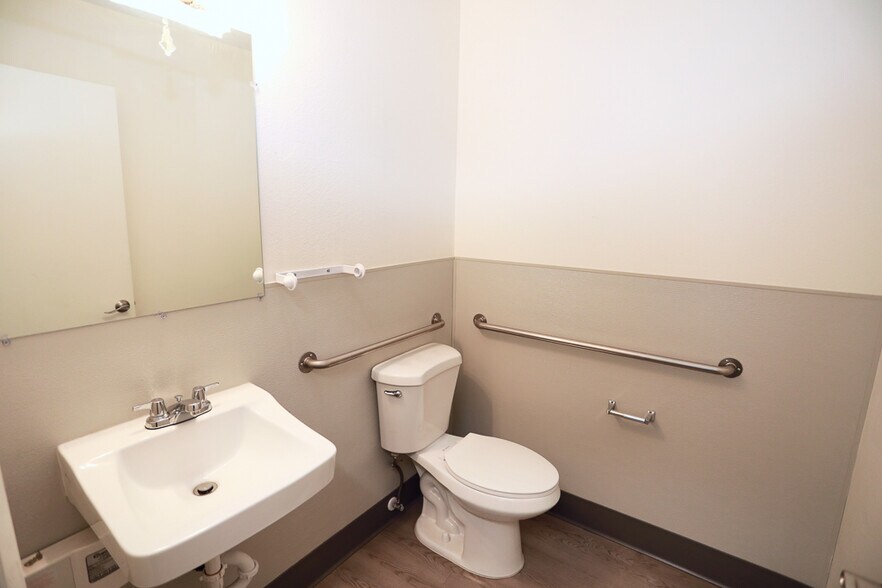 More Photos Of 4301 S Valley View Blvd, Las Vegas Warehouse For Lease