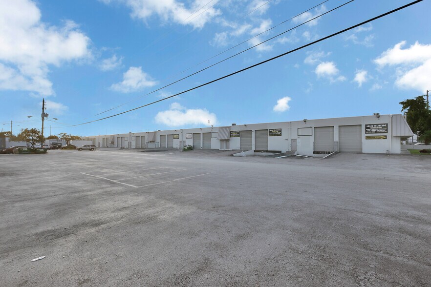 More Photos Of 5551-5595 NW 72nd Ave, Miami Warehouse For Lease