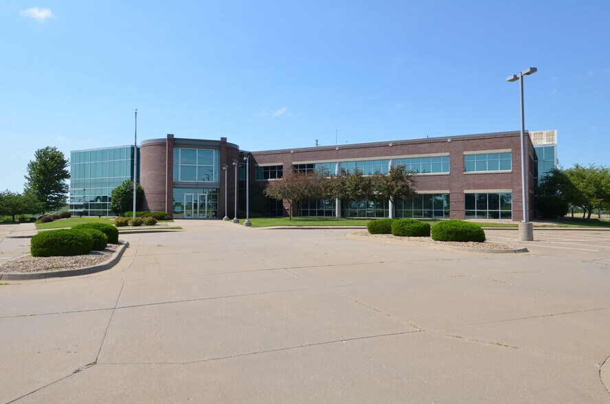 More Photos Of 8710 Earhart Ln Sw, Cedar Rapids Office For Lease