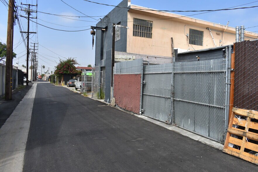 More Photos Of 5318-5322 E Washington Blvd, Commerce Manufacturing For Lease